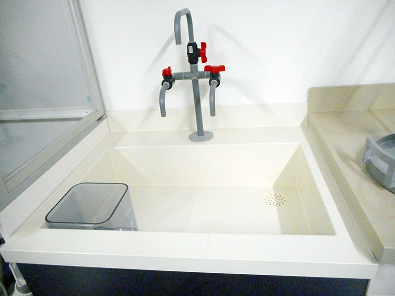 実験設備用耐酸仕様 PVC流し台と樹脂製三方型水栓